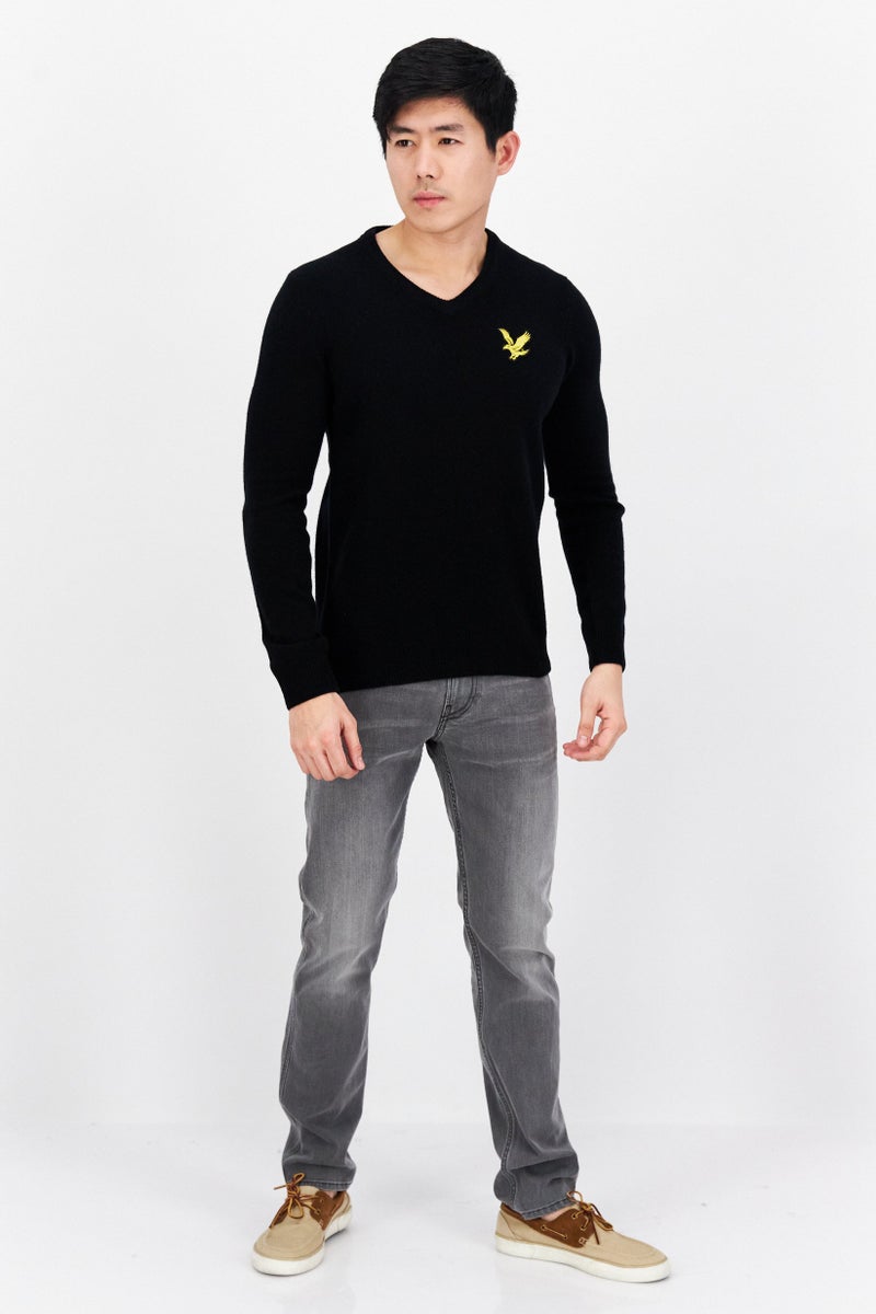 Lyle & Scott سويت شيرت رجالي بأكمام طويلة وياقة على شكل V بشعار العلامة التجارية، أسود - Image 4